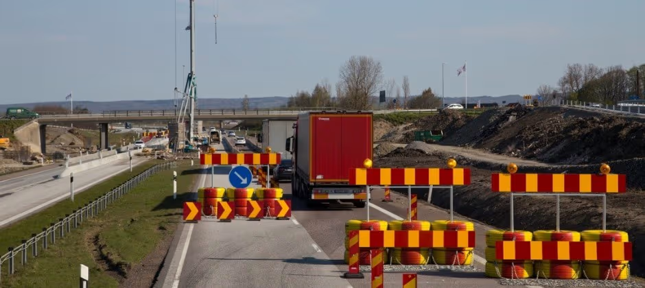 Nyasfalterad väg genom skandinavisk skog